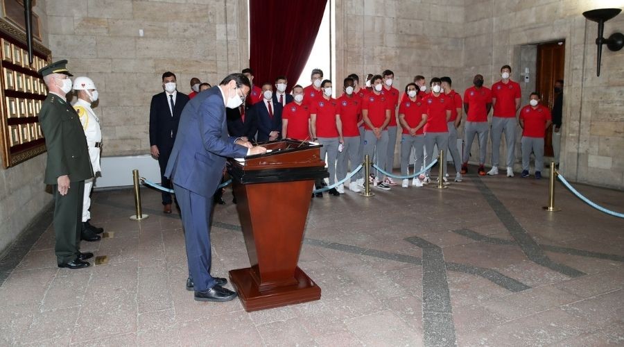 Euroleague ve Basketbol Süper Ligi şampiyonu Anadolu Efes, Anıtkabir'de