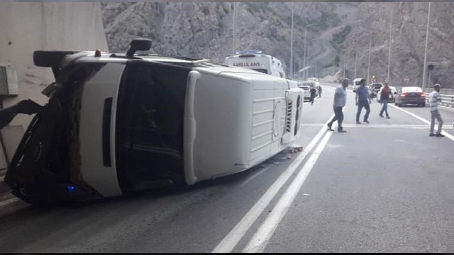 Artvin'de minibs devrildi! 11 yaral