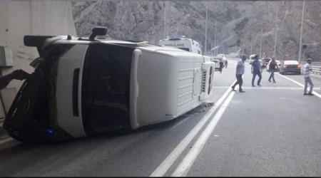 Artvin'de minibs devrildi! 11 yaral