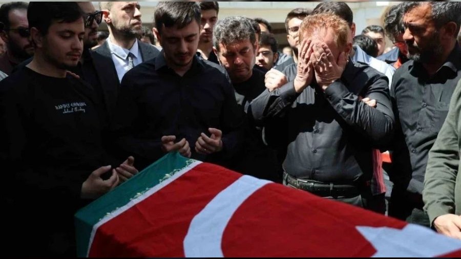 Ayla Öğretmene Hüzünlü Veda! Eşinin Cenazesinde Fenalaştı...