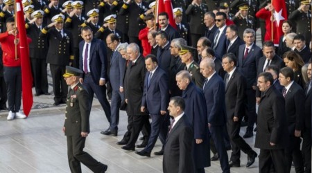 Byk nder Atatrk iin Antkabir'de devlet treni dzenlendi