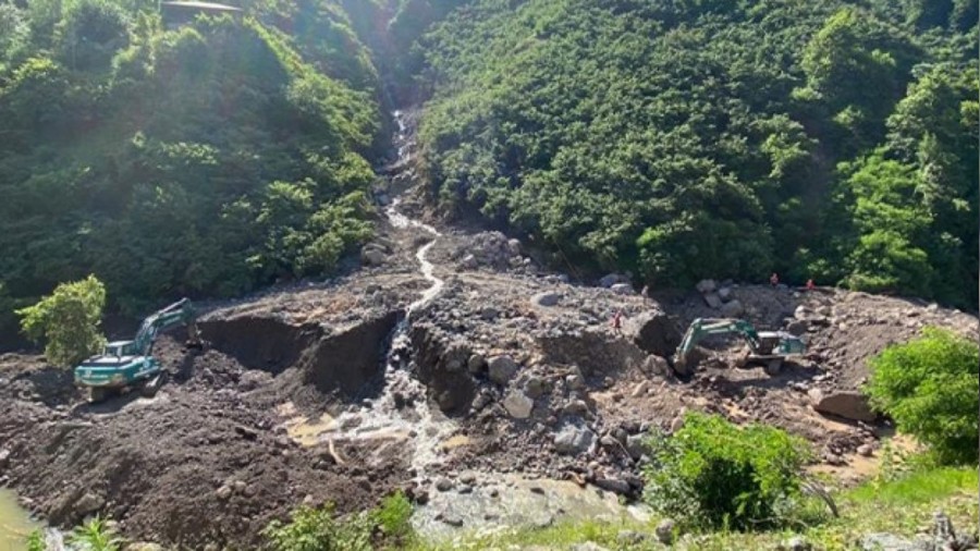 Giresun'da sel ve heyelann yol at olumsuzluklar gideriliyor