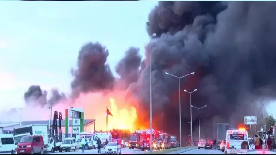 Korkunç görüntüler! Dumanlar gökyüzünü kapladı