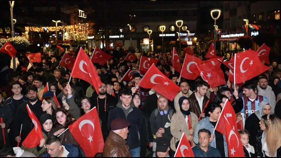 Ba�kan Gen�'ten Milli Tak�m� tebrik: "Gurur ya��yoruz"