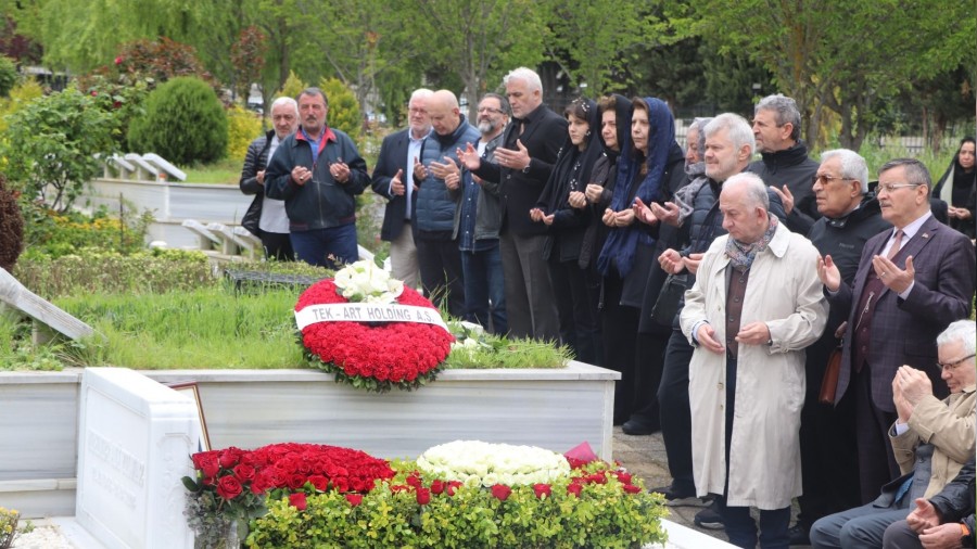 Efsane Bakan Mehmet Ali Ylmaz vefatnn 1. ylnda mezar banda dualarla anld