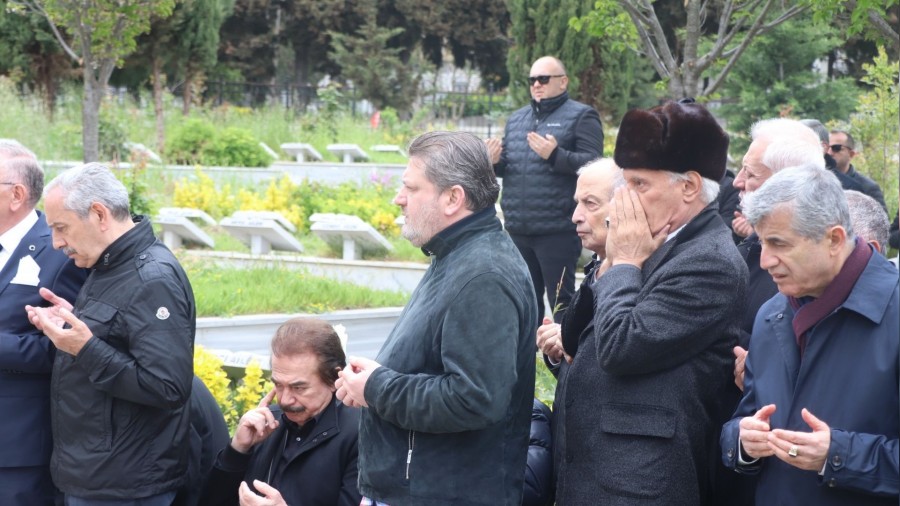 Efsane Bakan Mehmet Ali Ylmaz vefatnn 1. ylnda mezar banda dualarla anld