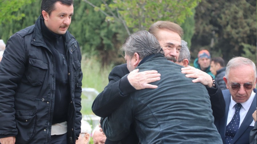 Efsane Bakan Mehmet Ali Ylmaz vefatnn 1. ylnda mezar banda dualarla anld