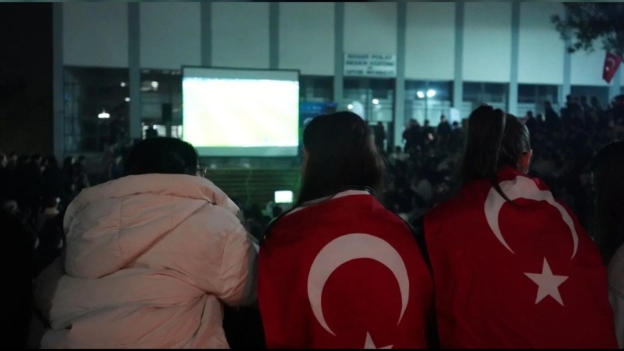 KT�'de omuz omuza milli ma� heyecan� ya�and�