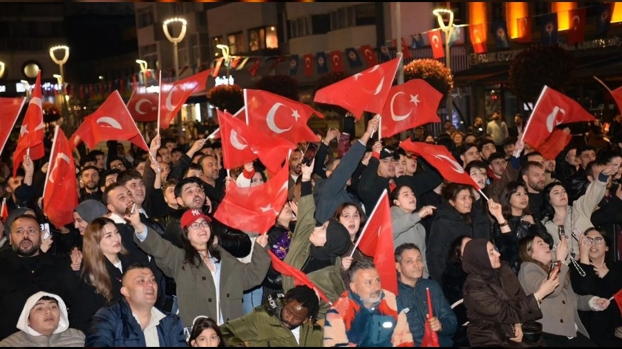 KT�'de omuz omuza milli ma� heyecan� ya�and�