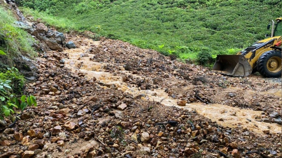 Rize'de iddetli ya heyelana neden oldu