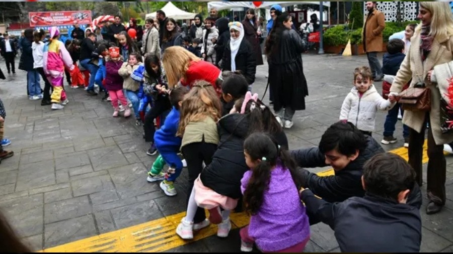 Trabzonda 23 Nisan Cokusu Sryor! ocuklar Doyasya Eleniyor