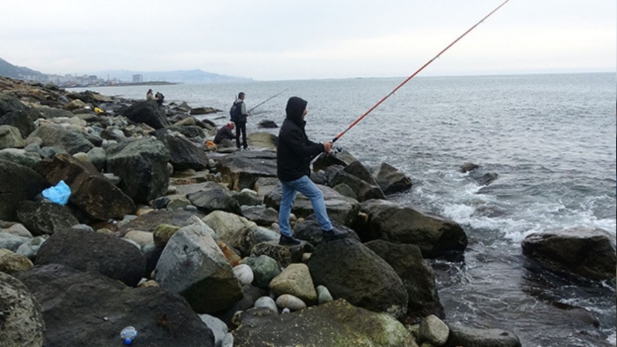 Rize'de kafes patlad! 2 ton levrek denize dald